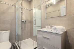 Shower, hair dryer, towels, soap - 5 min walk to the sea, the Croisette and the Palais des Festivals (Cannes)
