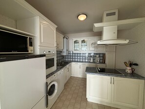 Een koelkast, een microgolfoven, een oven, een kookplaat