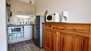 Frigorífico, microondas, horno y cafetera o tetera