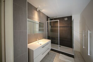 Bathtub, hair dryer, towels