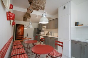 Fridge, microwave, oven, stovetop - grimm 160m2 city center 3br 3bth (Colmar)
