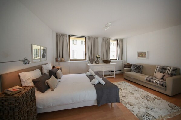 3 bedrooms, desk, iron/ironing board, travel cot