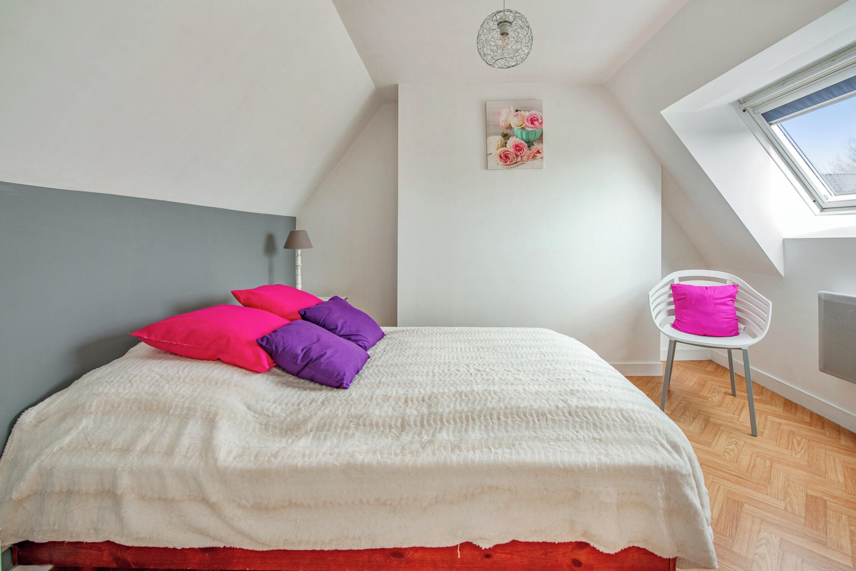 2 bedrooms, desk, internet