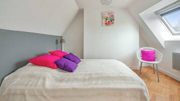 2 bedrooms, desk, internet