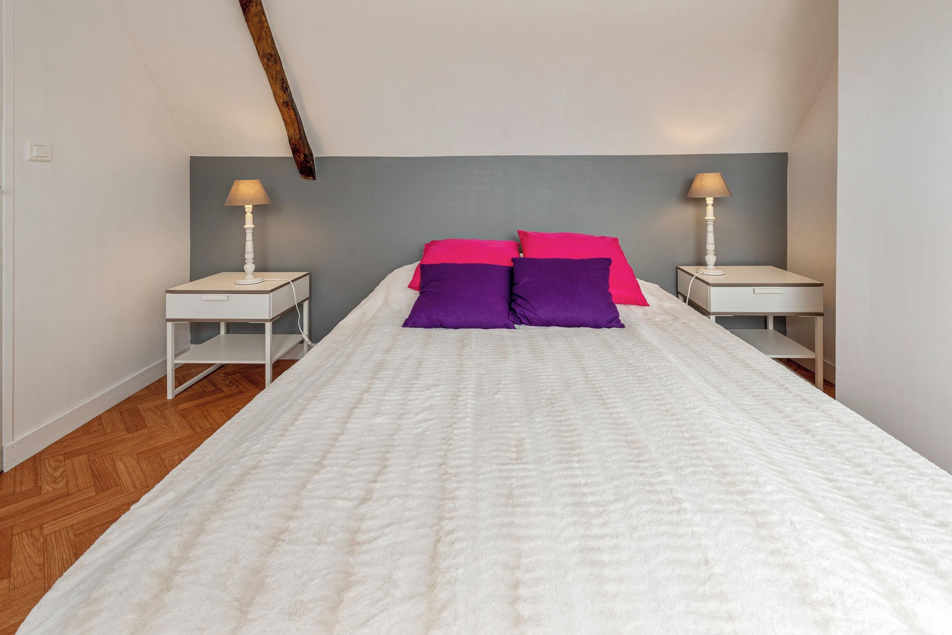 2 slaapkamers, een bureau, internet