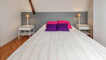 2 slaapkamers, een bureau, internet