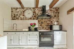 Fridge, microwave, oven, stovetop - Homerez - Charming House in Guimaëc, Sea View (Guimaëc)