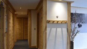 A hallway with wooden walls and a coat rack. - 3-room apartment with balcony and WIFI, 150m from slopes, 6 people - Méribel (Méribel)
