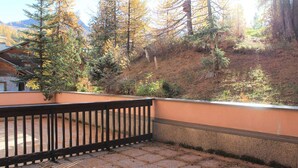 Property grounds - Cozy 1BR Mountain Apartment with Balcony, Parking, Near Vars Les Claux Center & Ski Slopes (Vars)