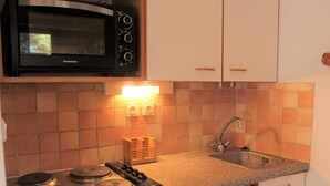 Private kitchen - Cozy 1BR Mountain Apartment with Balcony, Parking, Near Vars Les Claux Center & Ski Slopes (Vars)