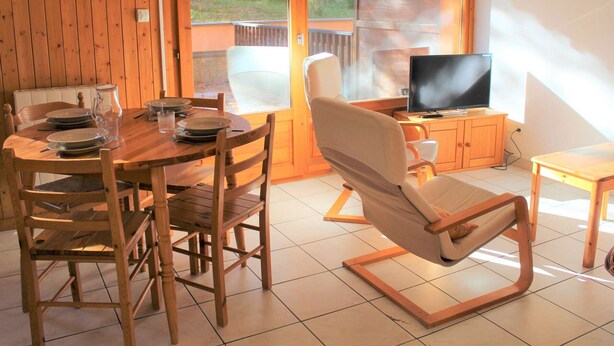 Dining - Cozy 1BR Mountain Apartment with Balcony, Parking, Near Vars Les Claux Center & Ski Slopes (Vars)