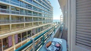 A multi-story hotel with balconies overlooking a body of water. - N&J - TROIS PROMENADE - Central - Very close sea (Niza)