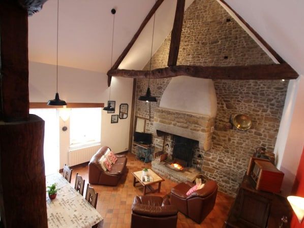 TV, fireplace