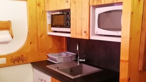 Cafetera y tetera, refrigerador, microondas y parrilla de estufa