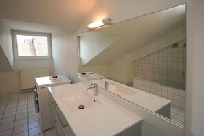 Badewanne, Haartrockner, Handtücher, Toilettenpapier