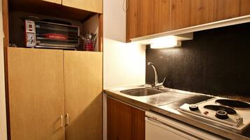 Réfrigérateur, micro-ondes, cafetiÚre/bouilloire