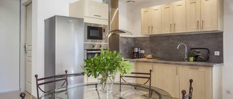 Réfrigérateur, micro-ondes, four, plaque de cuisson