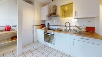 Een koelkast, een microgolfoven, een oven, een kookplaat