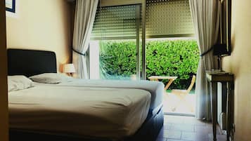 2 bedrooms, in-room safe, desk, iron/ironing board