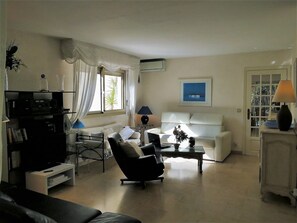 TV, DVD player, livros, aparelho de som