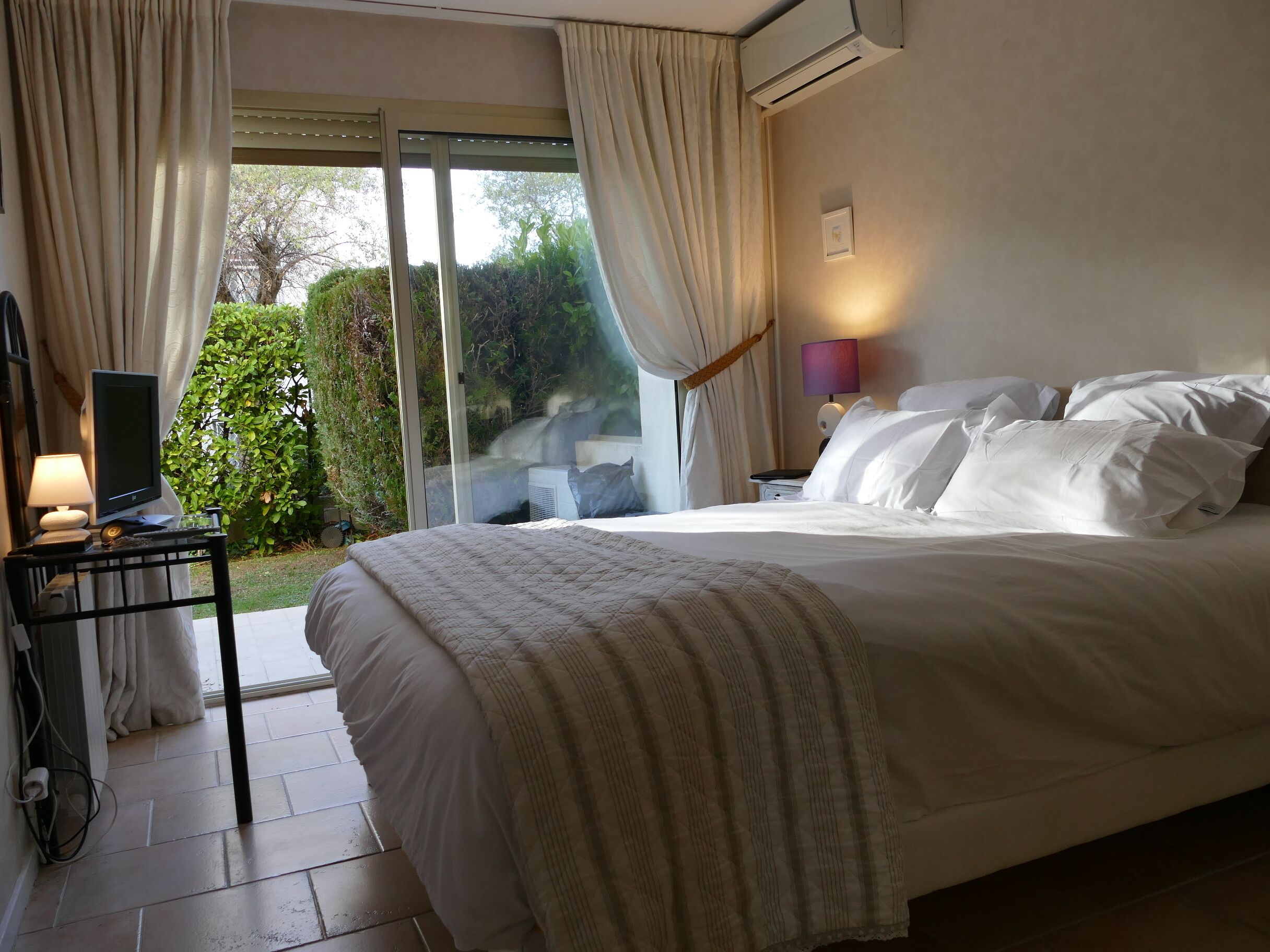 2 bedrooms, in-room safe, desk, iron/ironing board