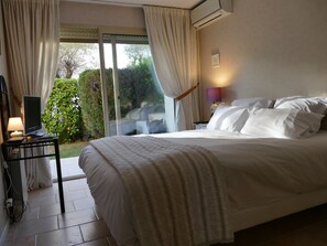 2 bedrooms, in-room safe, desk, iron/ironing board