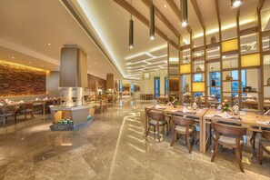 Daily buffet breakfast (CNY 128 per person)