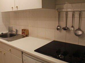 Fridge, microwave, oven, stovetop - Central Apartment in Vars - 3 Rooms, Sleeps 6, Near Slopes & Shops (Vars)