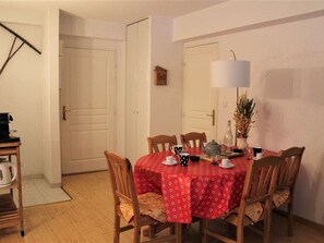 Dining - Central Apartment in Vars - 3 Rooms, Sleeps 6, Near Slopes & Shops (Vars)