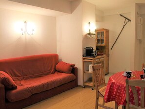 TV - Central Apartment in Vars - 3 Rooms, Sleeps 6, Near Slopes & Shops (Vars)