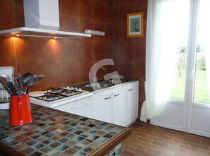 Fridge, microwave, oven, stovetop - Family house with garden, near beaches and WIFI (La Jonchère)