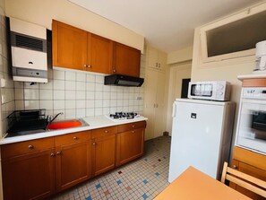 Frigorífico, microondas, horno y placa de cocina