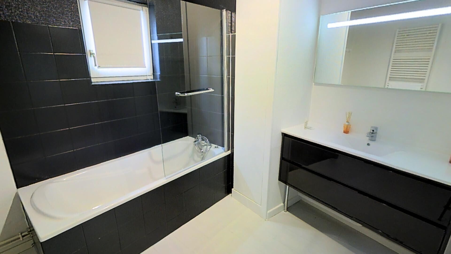 Baignoire, sèche-cheveux, serviettes fournies