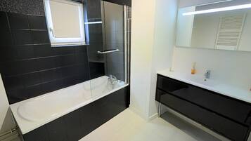 Badewanne, Haartrockner, Handtücher