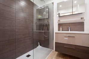 Dusche, kostenlose Toilettenartikel, Haartrockner, Handtücher