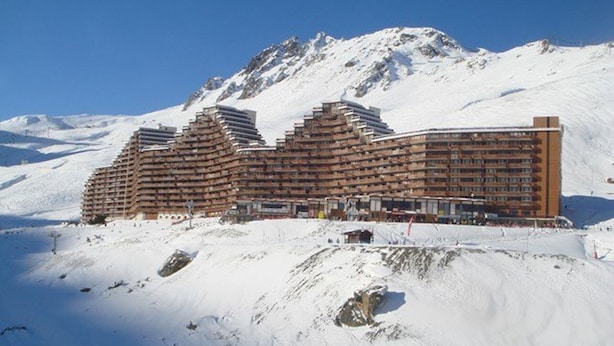 A multi-story hotel with a unique architectural design, situated on a snowy mountain slope. - Ski-in/Ski-out Apartment for 6 with Balcony, South-Facing, 1 Bedroom, La Mongie (La Mongie)