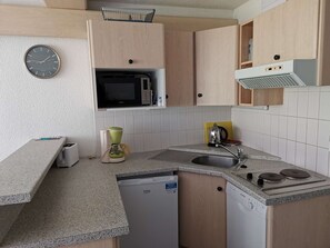 Réfrigérateur, micro-ondes, plaque de cuisson, lave-vaisselle