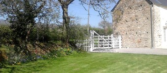 Charming house with terrace, closed garden, pet-friendly, Wifi, near Valognes