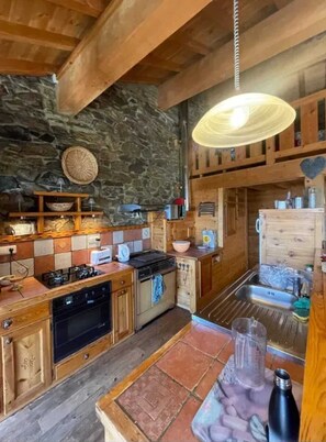 Private kitchen - Homerez - Family-Friendly House with Stunning Views in Ayguatebia (Ayguatebia Talau)