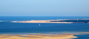 Sunny Studio with Balcony in Prestigious Arcachon District, Steps from Beach