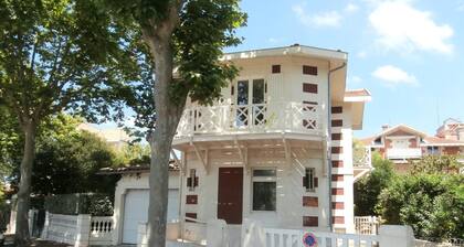 Sunny Studio with Balcony in Prestigious Arcachon District, Steps from Beach
