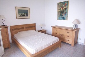 2 室のベッドルーム、アイロン / アイロン台