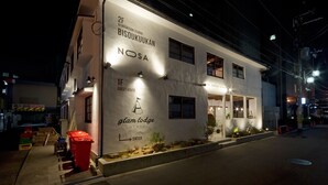 Fachada de la propiedad por la tarde o noche
