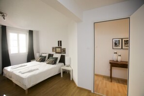2 chambres, bureau, fer et planche à repasser, lit parapluie