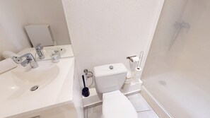 A bathroom with a sink, toilet, and shower. - schlumberger 120m2 city center 3br 2bth (Colmar)
