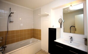 Unclassified image, 4 of 11, button - schlumberger 120m2 city center 3br 2bth (Colmar)