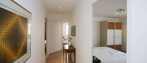 2 chambres, bureau, fer et planche Ă repasser, lit parapluie