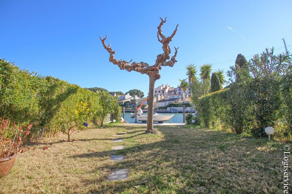 Property grounds - Close to the beach 2 Bedrooms flat with garden (PORT GRIMAUD)