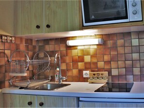 Een koelkast, een microgolfoven, een oven