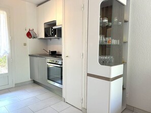 Jääkaappi, mikroaaltouuni, uuni, liesi